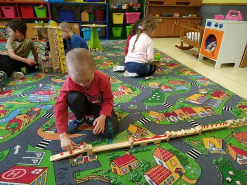 10. Překážková dráha pro kuličku