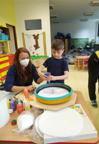 2. Barvy postupně dáváme na kruh