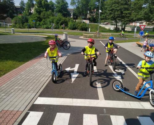 2. Dodržujeme pravidla silničního provozu