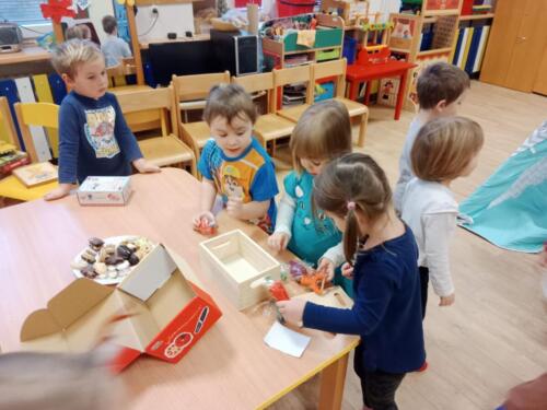 Broucci-rozbaluji-darky