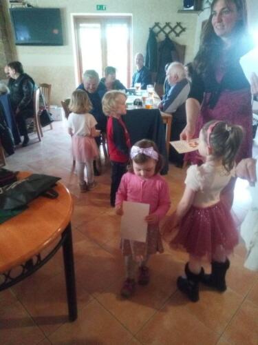 Deti-rozdavaji-pranicka.