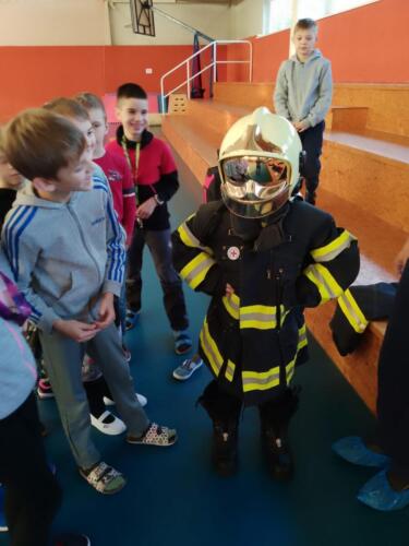 Pata v hasicskem obleku