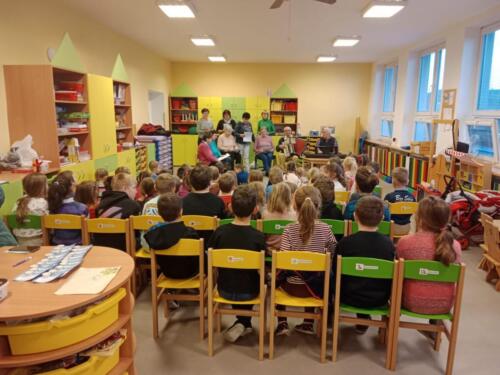 Seniori-zpivaji-s-detmi-koledy