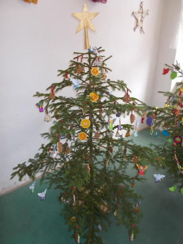 Zdobení vánočního stromečku-2