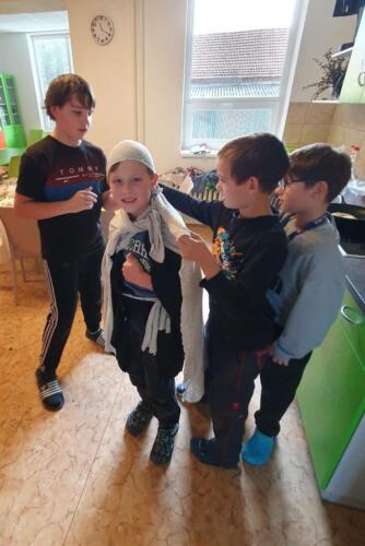 oblekani-pravekeho-muze