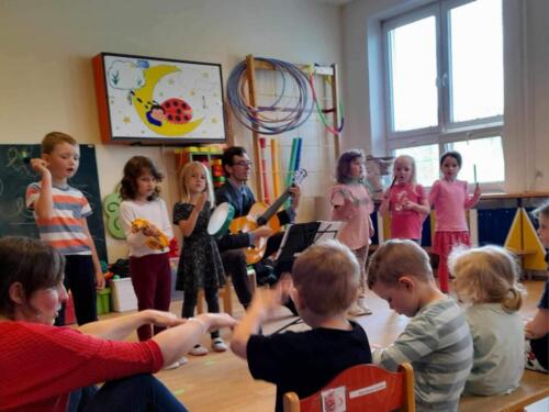 seznamujeme-se-s-hudeb.-nastroji